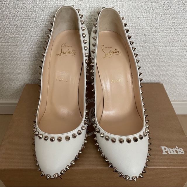 Christian Louboutin(クリスチャンルブタン)のお値下げ中‼︎✴︎ルブタン✴︎パンプス スパイク 38 10cmピンヒール白 レディースの靴/シューズ(ハイヒール/パンプス)の商品写真