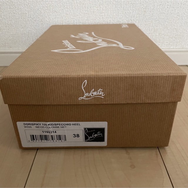 Christian Louboutin(クリスチャンルブタン)のお値下げ中‼︎✴︎ルブタン✴︎パンプス スパイク 38 10cmピンヒール白 レディースの靴/シューズ(ハイヒール/パンプス)の商品写真