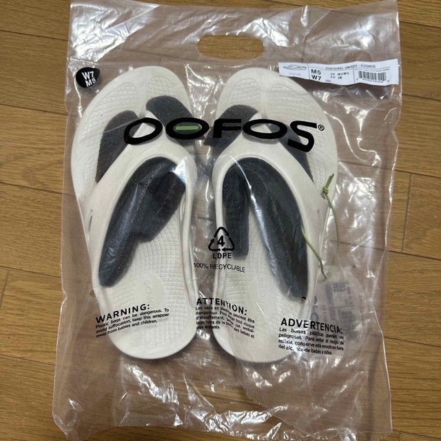 OOFOS(ウーフォス)の新品未使用 OOFOS  ウーフォス  サンダル レディースの靴/シューズ(サンダル)の商品写真