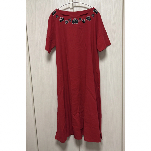 merlot(メルロー)の◆新品　merlot メルロー 半袖 ワンピース ロング マキシ りんご レッド レディースのワンピース(ロングワンピース/マキシワンピース)の商品写真