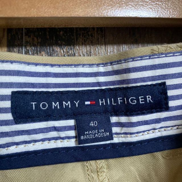 TOMMY HILFIGER(トミーヒルフィガー)のトミーヒルフィガー ベージュ チノ ハーフ パンツ ショーツ ロゴ USA古着 メンズのパンツ(ショートパンツ)の商品写真