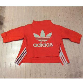 アディダス(adidas)のadidasショート丈半袖カットソー(Tシャツ(半袖/袖なし))