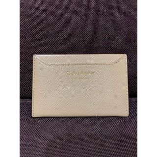 サルヴァトーレフェラガモ(Salvatore Ferragamo)のSalvatore Ferragamo パスケース　ベージュ　定期入れ(名刺入れ/定期入れ)