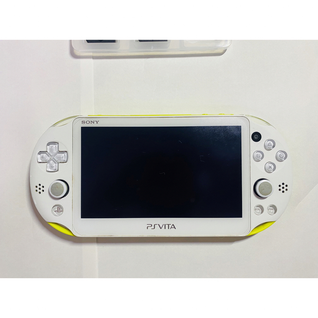 PlayStation Vita(プレイステーションヴィータ)のPlayStation®Vita（PCH-2000シリーズ）ライムグリーン エンタメ/ホビーのゲームソフト/ゲーム機本体(携帯用ゲーム機本体)の商品写真