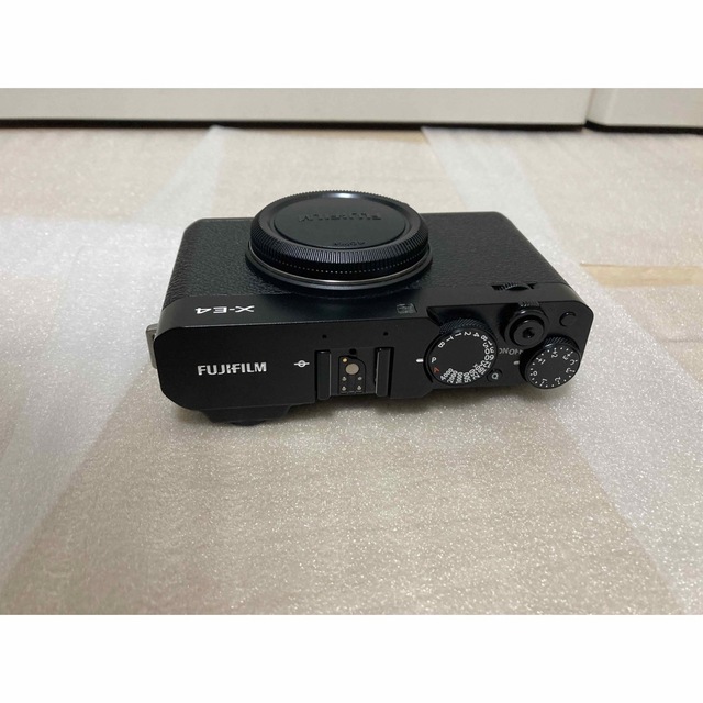 富士フイルム(フジフイルム)のFUJIFILM X-E4 ボディ+レンズ スマホ/家電/カメラのカメラ(ミラーレス一眼)の商品写真