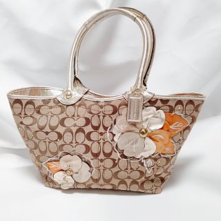 COACHのお花モチーフのショルダー