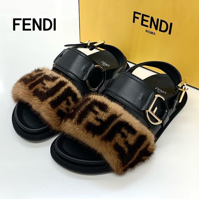 FENDI(フェンディ)の5806 フェンディ ズッカ レザー ファー フラットサンダル ブラック レディースの靴/シューズ(サンダル)の商品写真