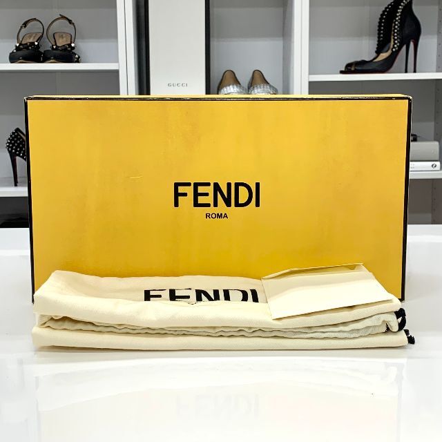 FENDI(フェンディ)の5806 フェンディ ズッカ レザー ファー フラットサンダル ブラック レディースの靴/シューズ(サンダル)の商品写真