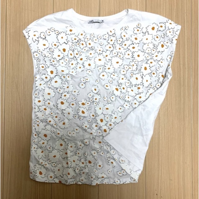 トップスTシャツ　フレンチスリーブ　半袖？　ホワイト　花柄プリント　花柄　ZARA ザラ