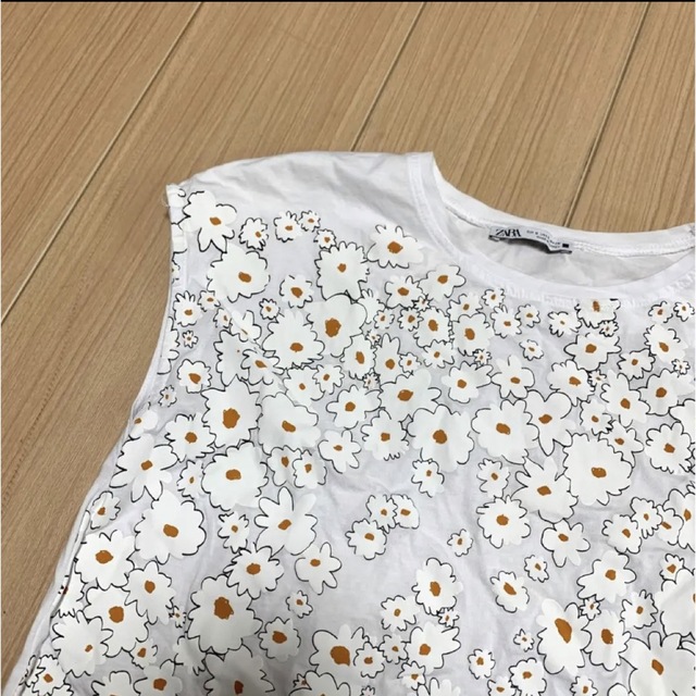 トップスTシャツ　フレンチスリーブ　半袖？　ホワイト　花柄プリント　花柄　ZARA ザラ