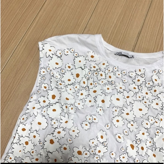 トップスTシャツ　フレンチスリーブ　半袖？　ホワイト　花柄プリント　花柄　ZARA ザラ