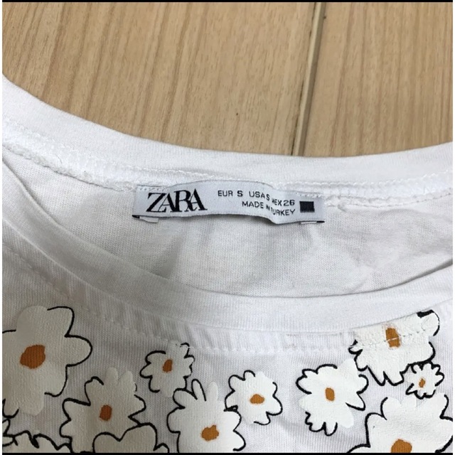 トップスTシャツ　フレンチスリーブ　半袖？　ホワイト　花柄プリント　花柄　ZARA ザラ