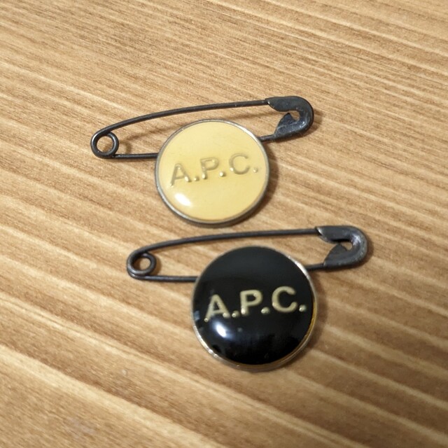 A.P.C(アーペーセー)のAPC バッジ　2個 レディースのファッション小物(その他)の商品写真