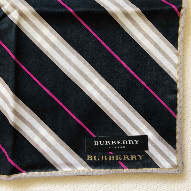 BURBERRY(バーバリー)のバーバリー【未使用】ハンカチ　黒系　斜めストライプ　BURBERRY レディースのファッション小物(ハンカチ)の商品写真