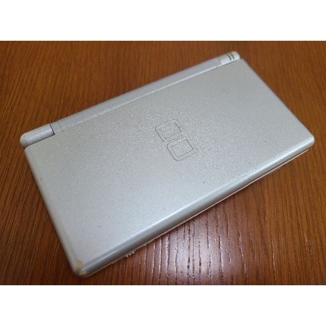 ニンテンドーDS(ニンテンドーDS)のNintendo DS Lite グロスシルバー【動作品・ペン付・ジャンク扱い】 エンタメ/ホビーのゲームソフト/ゲーム機本体(携帯用ゲーム機本体)の商品写真