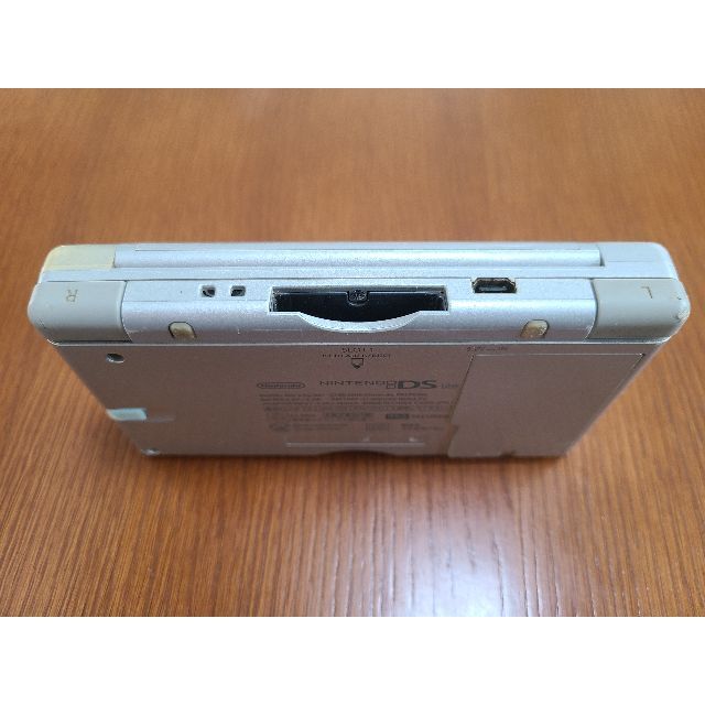 ニンテンドーDS(ニンテンドーDS)のNintendo DS Lite グロスシルバー【動作品・ペン付・ジャンク扱い】 エンタメ/ホビーのゲームソフト/ゲーム機本体(携帯用ゲーム機本体)の商品写真