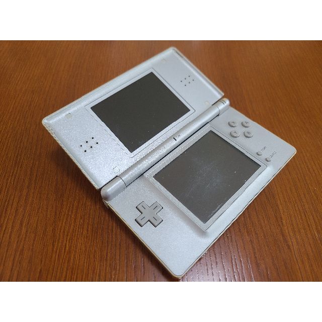 ニンテンドーDS(ニンテンドーDS)のNintendo DS Lite グロスシルバー【動作品・ペン付・ジャンク扱い】 エンタメ/ホビーのゲームソフト/ゲーム機本体(携帯用ゲーム機本体)の商品写真