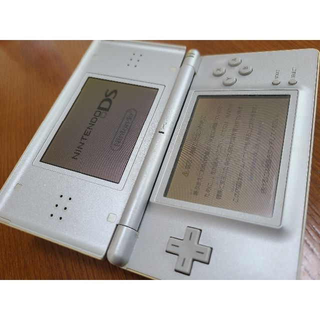 ニンテンドーDS(ニンテンドーDS)のNintendo DS Lite グロスシルバー【動作品・ペン付・ジャンク扱い】 エンタメ/ホビーのゲームソフト/ゲーム機本体(携帯用ゲーム機本体)の商品写真