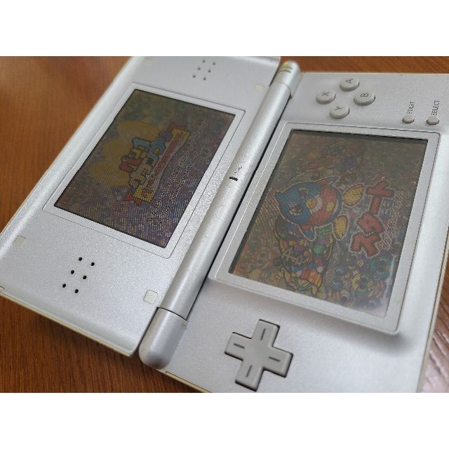 ニンテンドーDS(ニンテンドーDS)のNintendo DS Lite グロスシルバー【動作品・ペン付・ジャンク扱い】 エンタメ/ホビーのゲームソフト/ゲーム機本体(携帯用ゲーム機本体)の商品写真