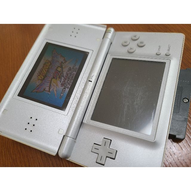 ニンテンドーDS(ニンテンドーDS)のNintendo DS Lite グロスシルバー【動作品・ペン付・ジャンク扱い】 エンタメ/ホビーのゲームソフト/ゲーム機本体(携帯用ゲーム機本体)の商品写真