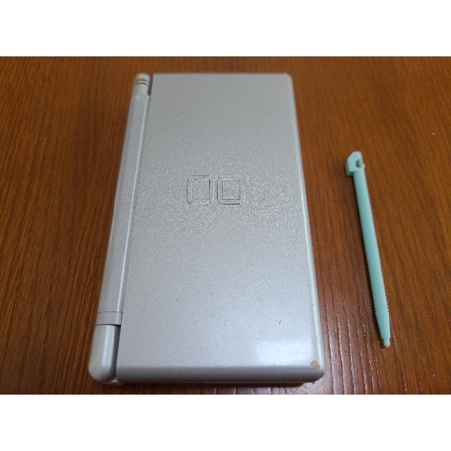 ニンテンドーDS(ニンテンドーDS)のNintendo DS Lite グロスシルバー【動作品・ペン付・ジャンク扱い】 エンタメ/ホビーのゲームソフト/ゲーム機本体(携帯用ゲーム機本体)の商品写真