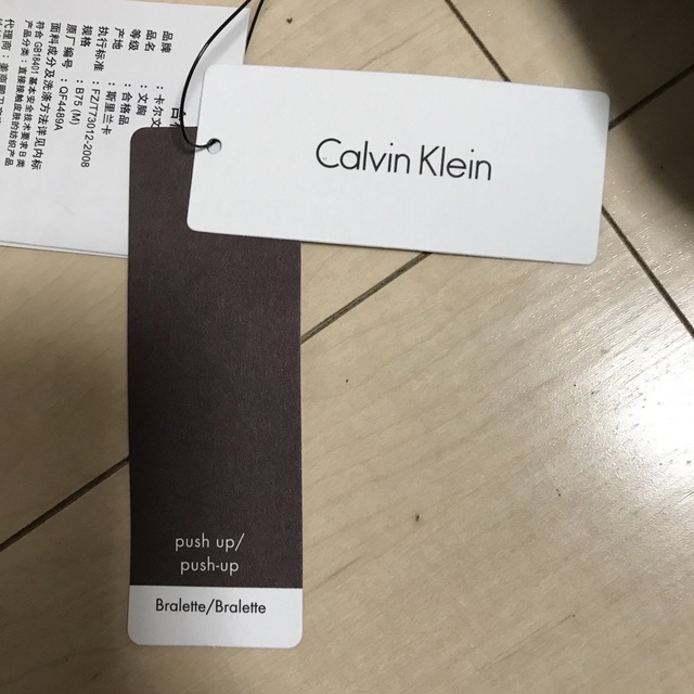 Calvin Klein(カルバンクライン)の新品タグ付き　カルバンクライン　プッシュアップブラ　ブラトップ　Ｍ レディースの下着/アンダーウェア(ブラ)の商品写真