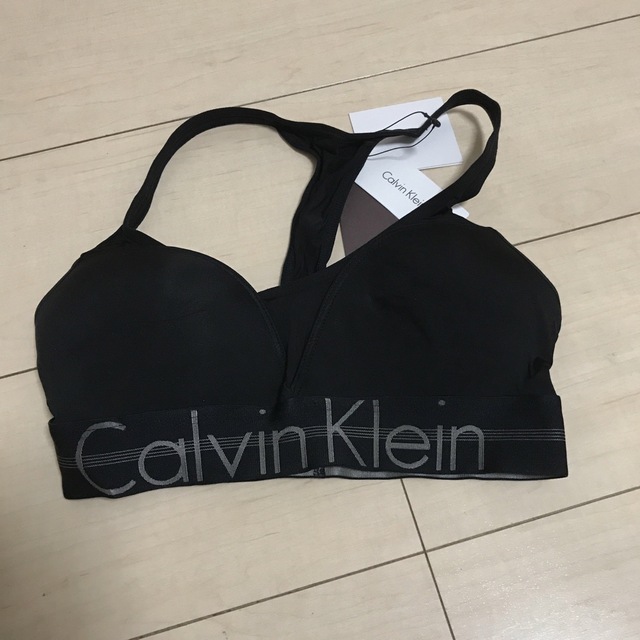 Calvin Klein(カルバンクライン)の新品タグ付き　カルバンクライン　プッシュアップブラ　ブラトップ　Ｍ レディースの下着/アンダーウェア(ブラ)の商品写真