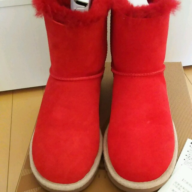 UGG(アグ)のUGG ムートン ショートブーツ 赤 💛 国内正規品 レディースの靴/シューズ(ブーツ)の商品写真