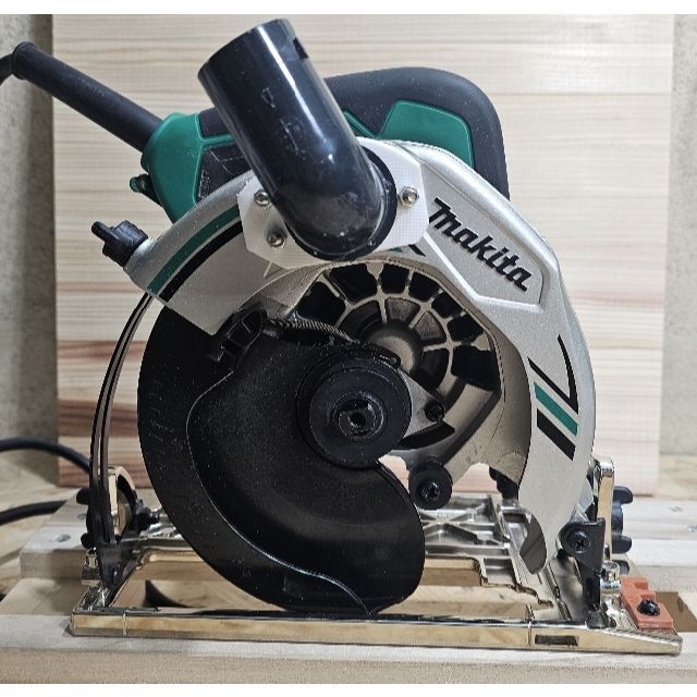 Makita(マキタ)のマキタ M565 165mm丸鋸 【集塵ダクト改】 スポーツ/アウトドアの自転車(工具/メンテナンス)の商品写真