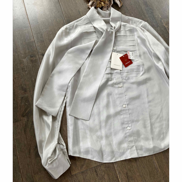 AMACA(アマカ)のAMACA アマカ　新品未使用　シルク100%  りぼんシャツ　ふんわり柔らか レディースのトップス(シャツ/ブラウス(長袖/七分))の商品写真