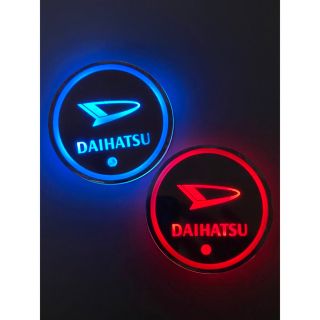 ダイハツ(ダイハツ)のDAIHATSUロゴ入り　光るLEDコースター　ドリンクコースター(車内アクセサリ)