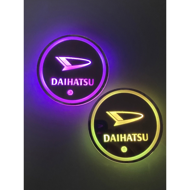 ダイハツ(ダイハツ)のDAIHATSUロゴ入り　光るLEDコースター　ドリンクコースター 自動車/バイクの自動車(車内アクセサリ)の商品写真