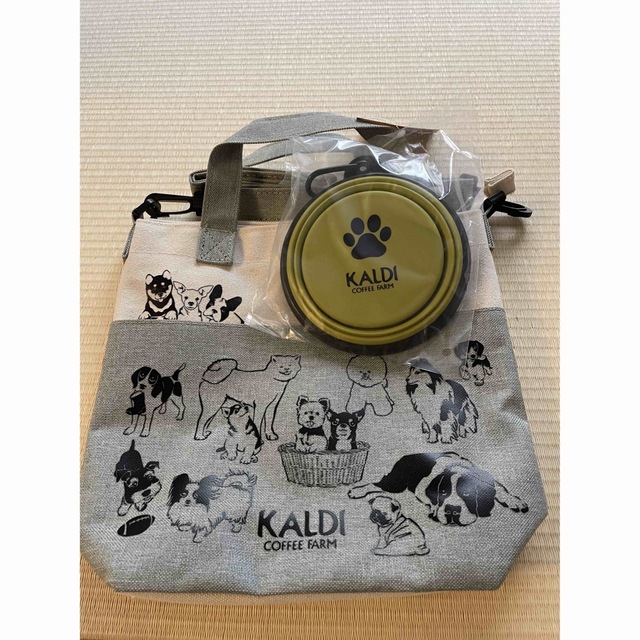 KALDI(カルディ)のカルディ犬の日バックと折りたたみボウル その他のペット用品(犬)の商品写真