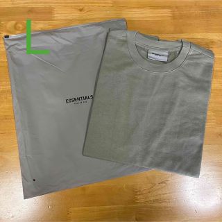 フィアオブゴッド(FEAR OF GOD)の新品 FOG ESSENTIALS Tシャツ L ピスタチオ(Tシャツ/カットソー(半袖/袖なし))