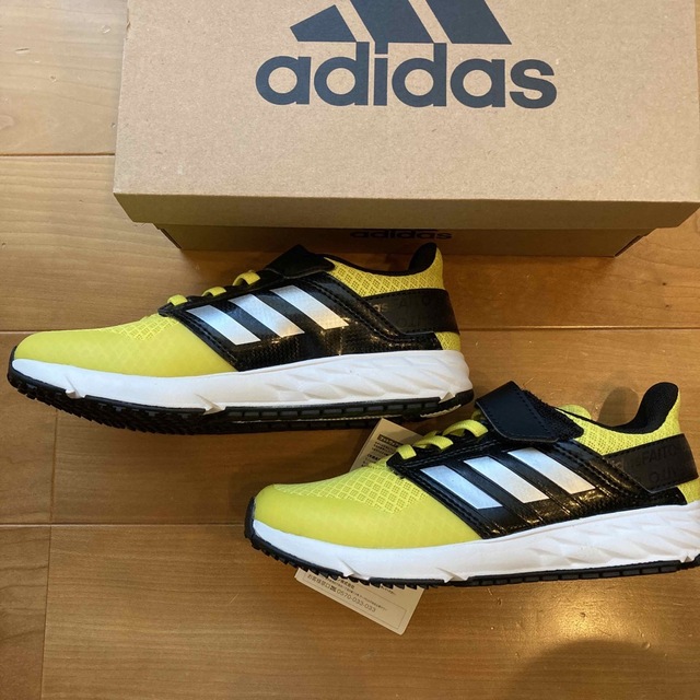 adidas(アディダス)の新品未使用！【adidas スニーカー】19.5センチ イエロー キッズ/ベビー/マタニティのキッズ靴/シューズ(15cm~)(スニーカー)の商品写真