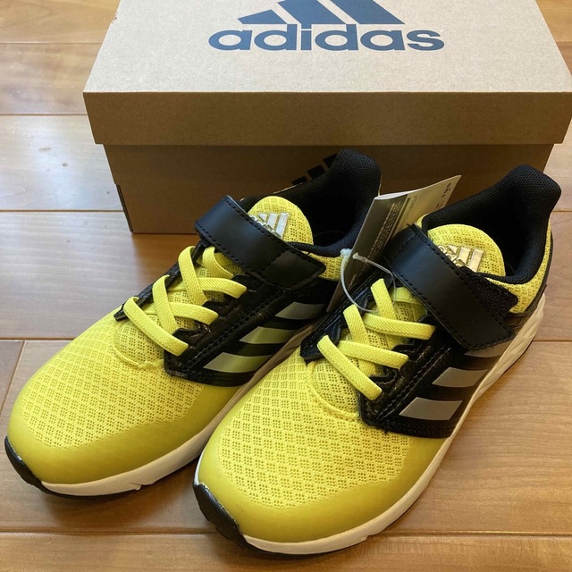 adidas(アディダス)の新品未使用！【adidas スニーカー】19.5センチ イエロー キッズ/ベビー/マタニティのキッズ靴/シューズ(15cm~)(スニーカー)の商品写真