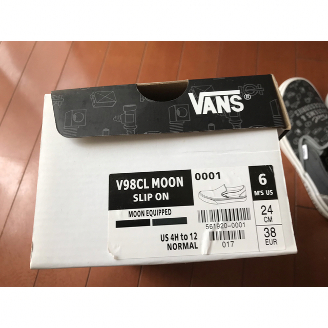 VANS(ヴァンズ)のLOOK to MOON MOON EQUIPPED SLIP ON   レディースの靴/シューズ(スリッポン/モカシン)の商品写真