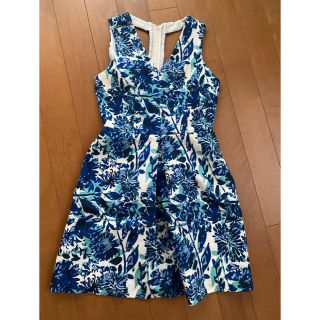 エイチアンドエム(H&M)の(新品)H&M花柄ジャガード素材ワンピース 青(ひざ丈ワンピース)