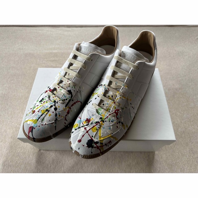 Maison Martin Margiela(マルタンマルジェラ)の46新品 メゾン マルジェラ スプラッシュペイント ジャーマントレーナー メンズ メンズの靴/シューズ(スニーカー)の商品写真