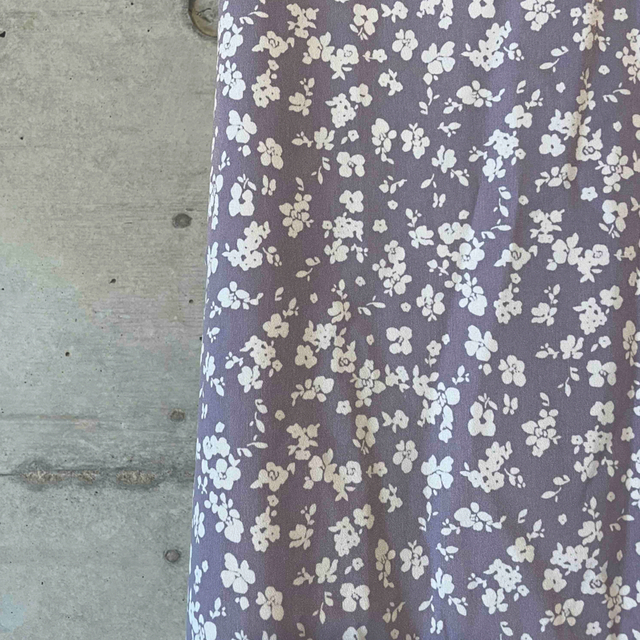 flower(フラワー)の【美品】flower　フラワー　スウィンギングスカート(紫、小花柄) レディースのスカート(ロングスカート)の商品写真