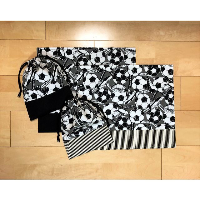 yas13様　専用　サッカー　スパイク　コップ袋　ランチョンマット ハンドメイドのキッズ/ベビー(外出用品)の商品写真