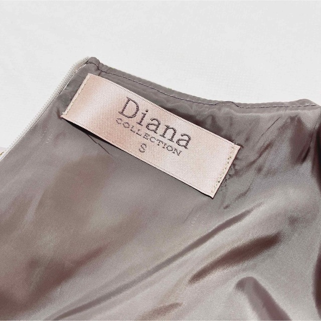 DIANA(ダイアナ)のDiana COLLECTION 花柄ワンピース ライトグレー　Sサイズ レディースのワンピース(ひざ丈ワンピース)の商品写真