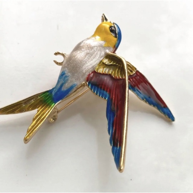 ❤️ 新品　ツバメ　ブローチ　小鳥　鳥　コサージュ　可愛い　縁起物 レディースのアクセサリー(ブローチ/コサージュ)の商品写真