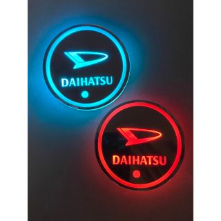 ダイハツ(ダイハツ)のDAIHATSUロゴ入り　光るLEDコースター　ドリンクコースター(車内アクセサリ)