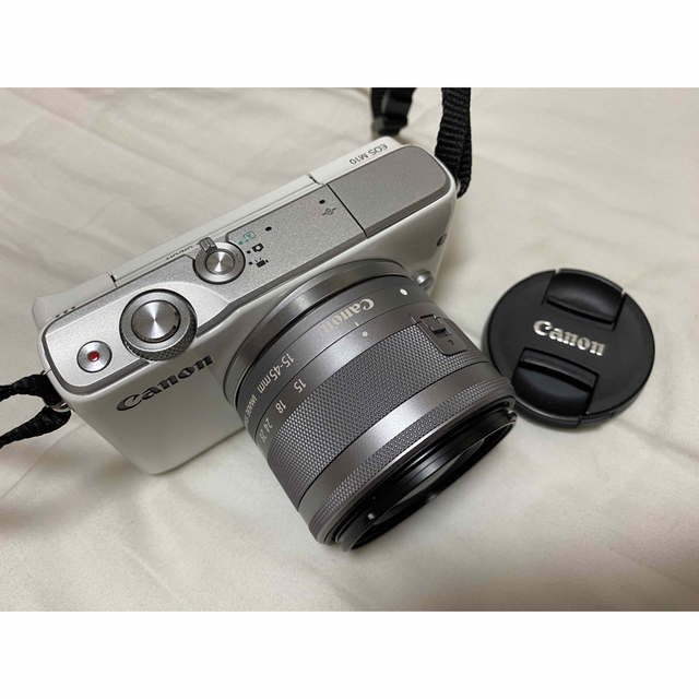 Canon(キヤノン)のカメラ Canon EOS M10 Wズームキット WH スマホ/家電/カメラのカメラ(ミラーレス一眼)の商品写真