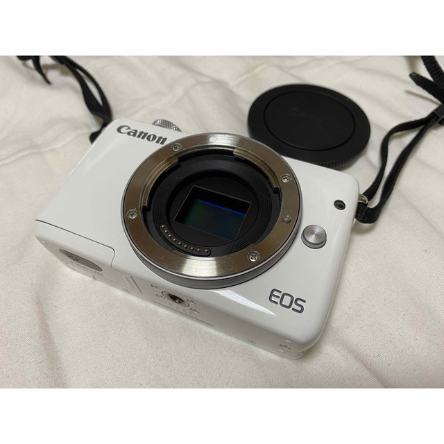 Canon(キヤノン)のカメラ Canon EOS M10 Wズームキット WH スマホ/家電/カメラのカメラ(ミラーレス一眼)の商品写真