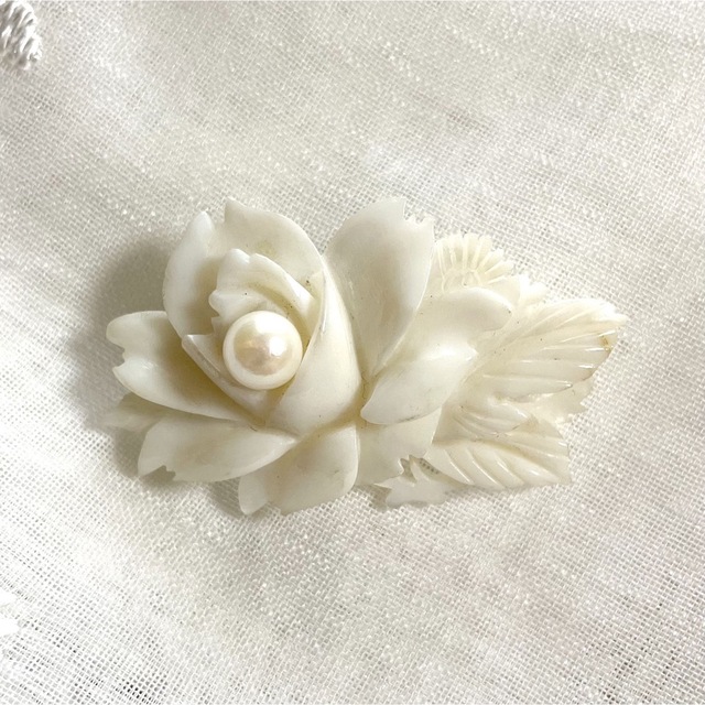 ◆ヴィンテージブローチ 白珊瑚 薔薇彫刻 ホワイトローズ サンゴ バラ 花 上品