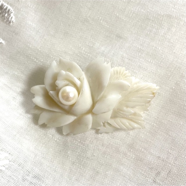◆ヴィンテージブローチ 白珊瑚 薔薇彫刻 ホワイトローズ サンゴ バラ 花 上品 1