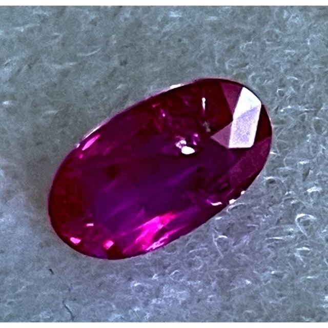 天然ミャンマー産高品質ルビー1.25ct 強蛍光真紅輝き