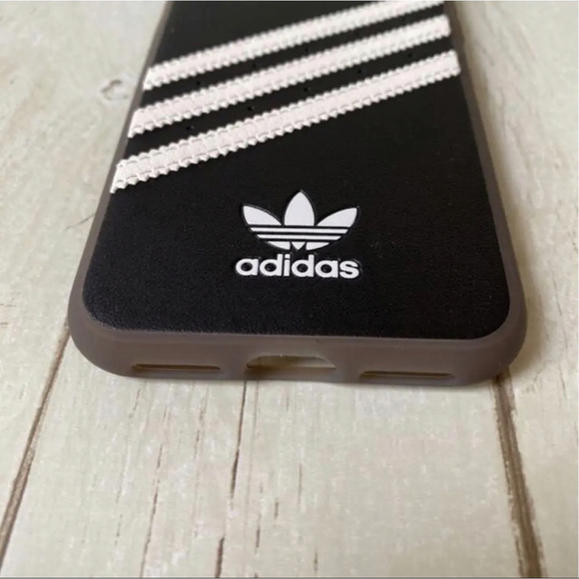 adidas(アディダス)の只今お値下げ中! iPhone X・XS adidasケース　SAMBA GUM スマホ/家電/カメラのスマホアクセサリー(iPhoneケース)の商品写真